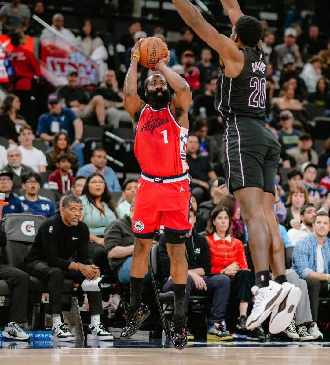 开云体育-CBA常规赛赛程吃紧，费城76人国际比赛日篮板制胜，悬念犹存，团队化学反应显著的简单介绍