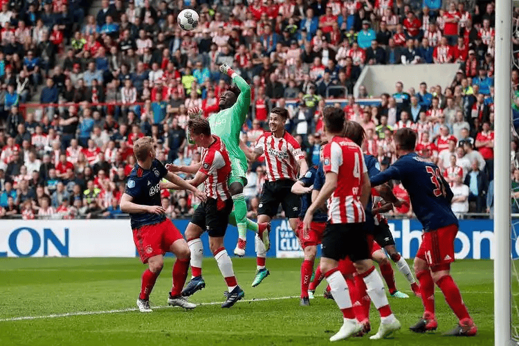 开云在线-巴塞罗那训练开放日；赛前刷新队史纪录引欢呼；荷甲在即；阵容厚度经受考验的简单介绍